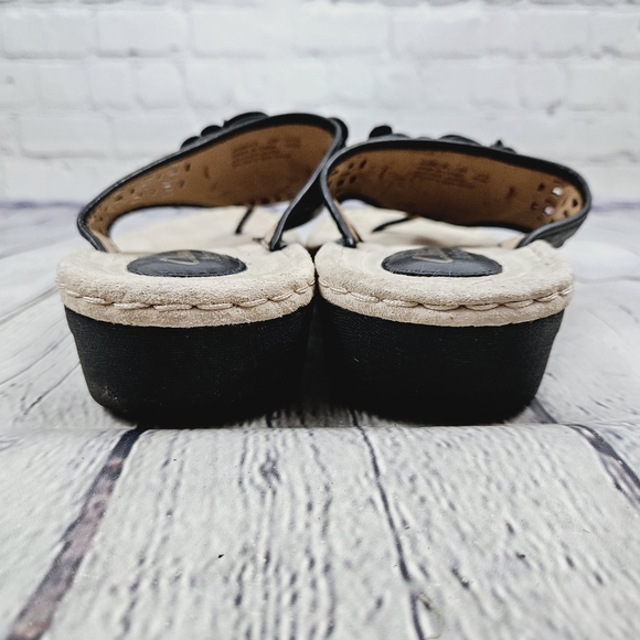 CLARKS | Artisan leather flower detail thong flipflop sandals - Picture 6 of 9